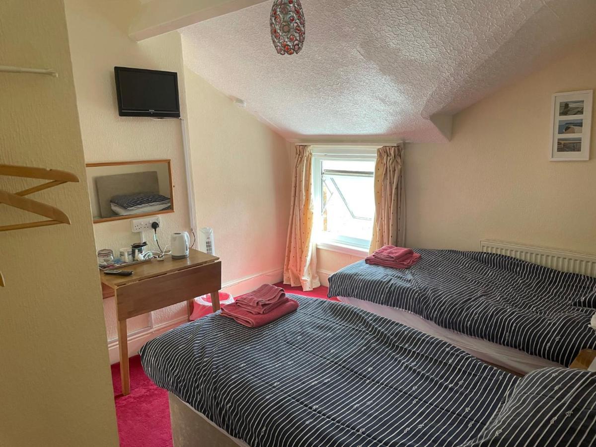 Robyn's Only Guest house 4*